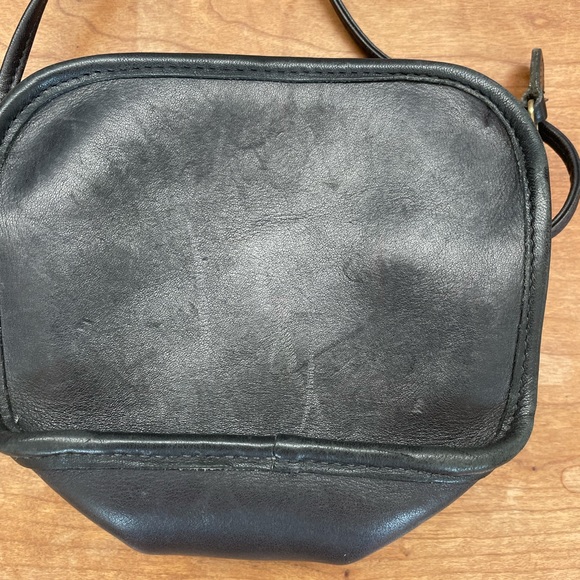 Coach vintage cross body bag from the 90s. Scratching on the leather as shown. - Picture 4 of 7